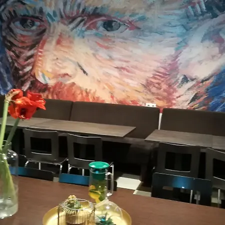 Hotel Gogh 3*